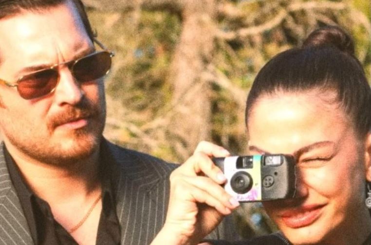 Eşref Rüya dizisinde Demet Özdemir, fotoğraf çekme konusunda da iyi olduğunu ortaya koydu! 1