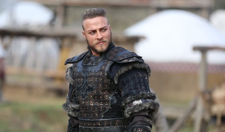 Burak Çelik Kimdir? Nereli – Boyu – Yaşı – Dizileri – Ailesi 2