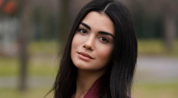 Özge Yağız