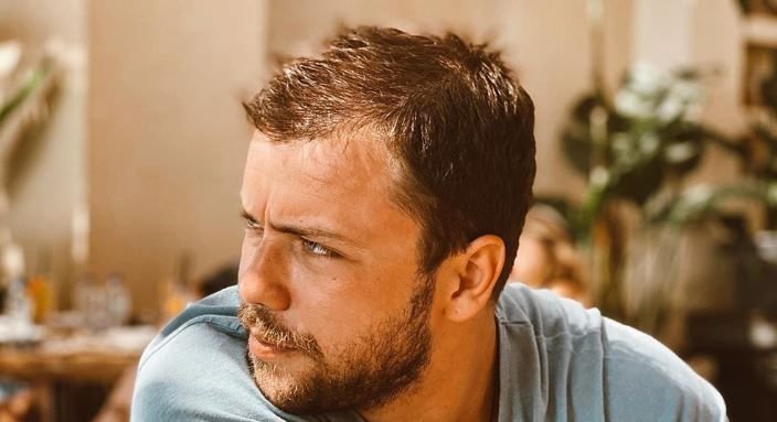 Tolga Sarıtaş Kimdir? Nereli – Boyu – Yaşı – Dizileri – Ailesi 4