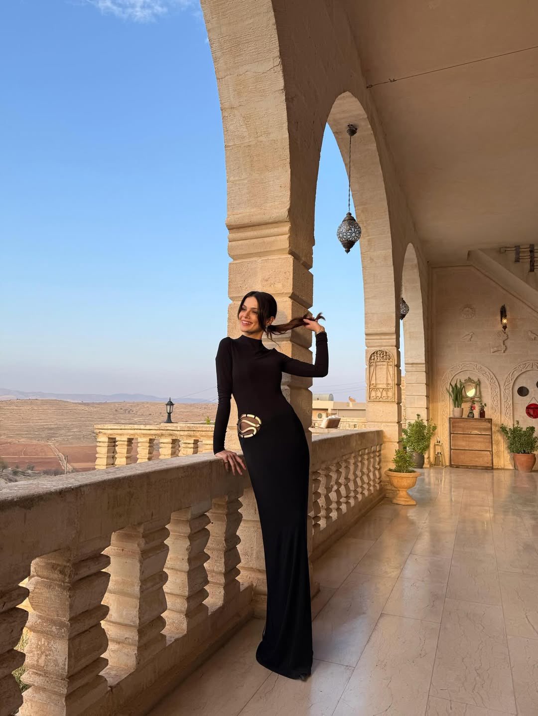 Sinem Ünsal'ın Uzak Şehir dizisindeki kıyafetleri çok konuşuluyor! 1